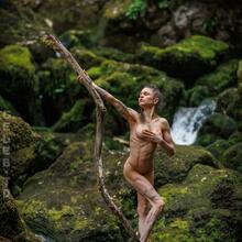  Nude