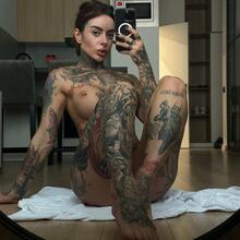  Nude