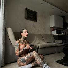  Nude
