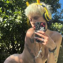  Nude