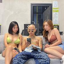  Nude