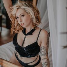  Nude