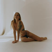  Nude
