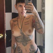  Nude