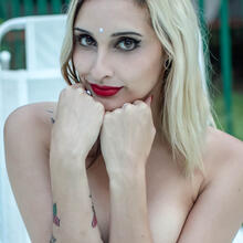  Nude
