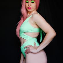  Nude