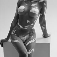  Nude