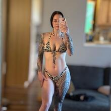  Nude