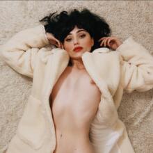  Nude