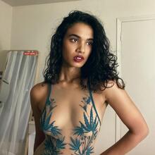  Nude