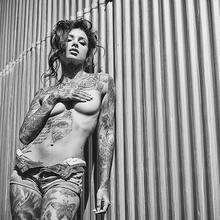  Nude