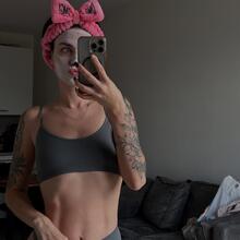  Nude