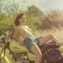  Nude