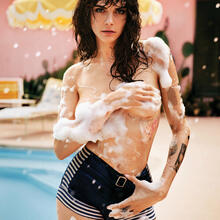  Nude