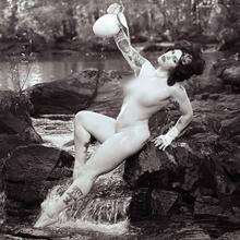  Nude