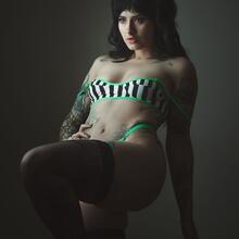  Nude