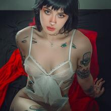  Nude