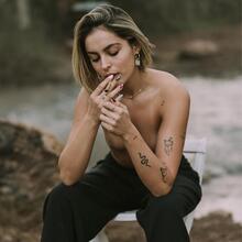  Nude