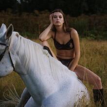  Nude