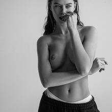  Nude