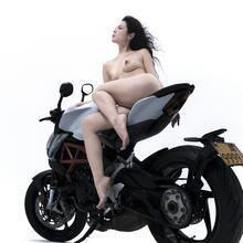 Nude
