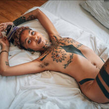  Nude