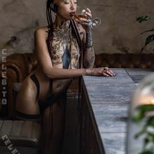  Nude
