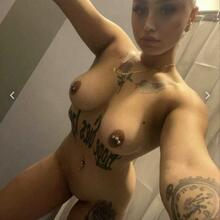  Nude