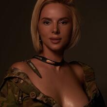  Nude