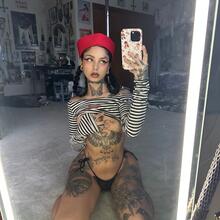  Nude