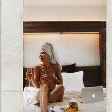  Nude