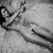  Nude