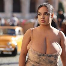  Nude