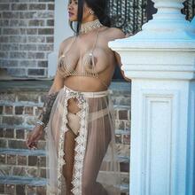  Nude