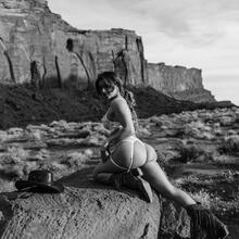  Nude