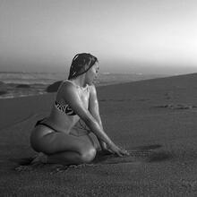  Nude