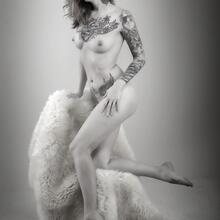  Nude