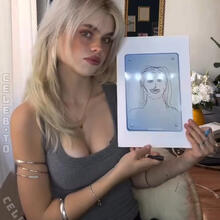  Nude