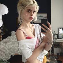  Nude
