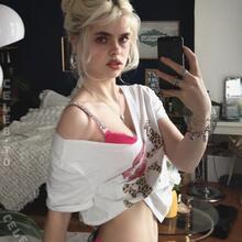  Nude