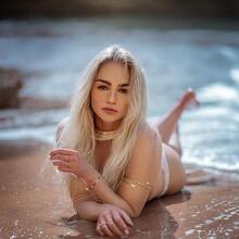  Nude