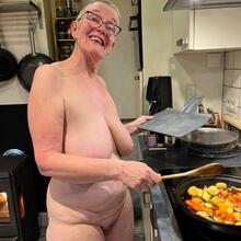  Nude