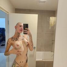  Nude