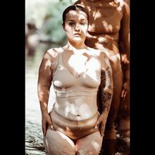  Nude