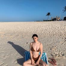  Nude