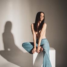  Nude