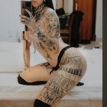  Nude