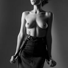  Nude