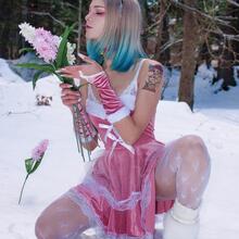  Nude