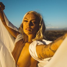  Nude